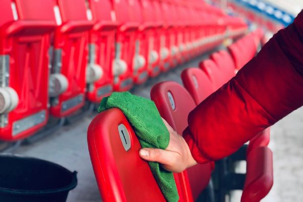 Úklid stadionu FC Viktoria Plzeň
