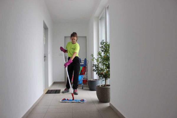 Pravidelný úklid firem, podniků v Plzni